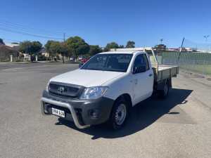 2010 TOYOTA HILUX WORKMATE 5 SP MANUAL C/CHAS