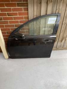 PASSENGER FRONT DOOR AND DRIVER SIDE GUARD FOR VE COMMODORE BLACK
