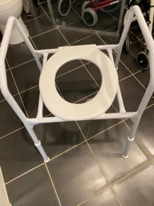 White raised toilet seat chair in excellent condition