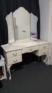 Dressing table with tri-fold mirror
