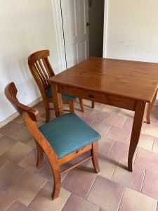 Solid wood dinning table with 4 chairs