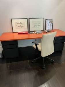 Desk with 2x drawers.