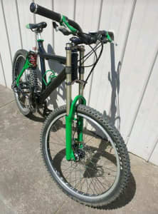 GT LTS CUSTOM DUEL SUSPENSION DOWNHILL BIKE AS NEW CONDITION .