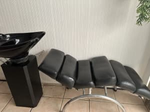Hairdressing basin and lounge