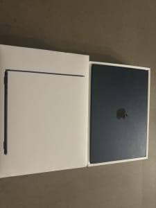 Selling Apple MacBook Air 13-inch with M2 chip [2022]