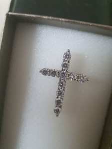 Brand new 925kt solid silver cross pendant with cubic zirconia 