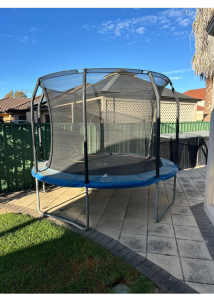 Trampoline with net