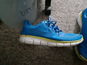 1 pair nike runers all about the same size men 9