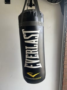 Everlast 3ft Boxing bag and gloves with wall bracket.