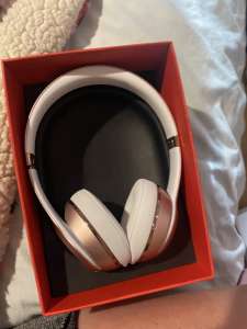 brand new heard phones still in box and in good condition 