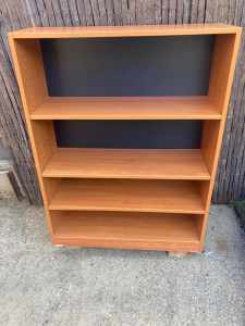 Book case in good condition. Pick up only lower mountains.