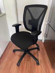 staples berwood mesh and fabric task chair