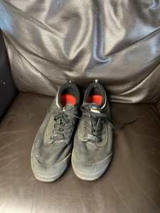 Men’s volly shoes, size 9 US