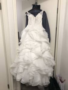 Stunning Fairy Tale Style Full Wedding Gown with Ruffle Skirt Sz 10 12