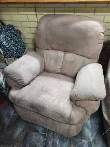 ONE FREE RECLINER CHAIR IN GOOD CONDITION NO TEARS VERY CLEAN