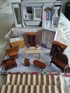 Dolls house furniture and fittings 