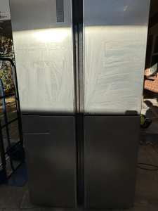 Hisense 696L Fridge Freezer 
