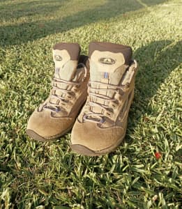Near NEW La Sportiva Hiking Boots Size 40