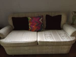 Settee, older style, very good condition
