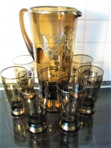 TALL AMBER AND GOLD PITCHER SET WITH 6 GLASSES.