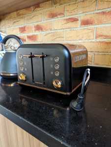 Morphy Richards Toaster and Kettle 