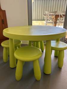 Round IKEA kids table with x4 Stools