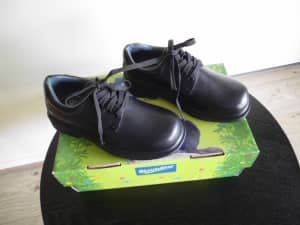 BLUNDSTONE HARDFORD SCHOOL SHOES SIZE 13 BRAND NEW
