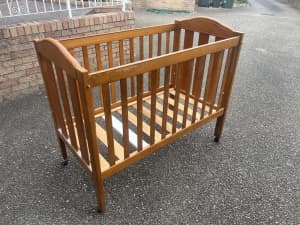 Baby Cot with Adjustable Panel