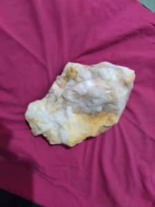 Raw quartz crystal 3.2kgs