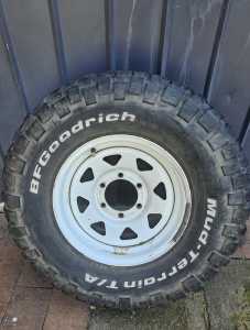 31 x 10.5 × 15 Tyre and Rim