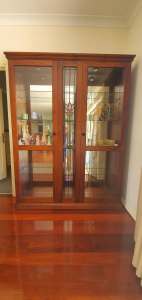 TV cabinet with matching glass front Cabinet in excellent condition