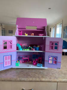 Dollhouse with accessories