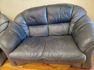 Leather Sofa Blue Gray Color In very good condition I can do Delivery