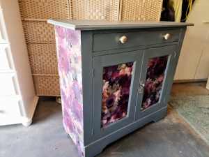 SOLID TIMBER BUFFET CABINET WITH LARGE DRAWER/2 DOORS /INTERNAL SHELVE