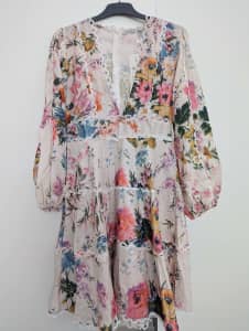 Gorgeous floral mini dress size M new with tags