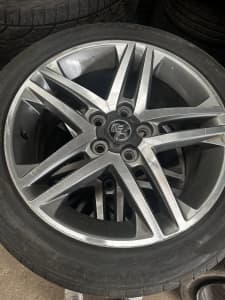 VE HOLDEN COMMODORE RIMS & TYRES SET 18s 