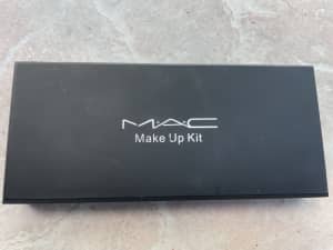 MAC Makeup Kit Eyeshadow & Blush with Applicators