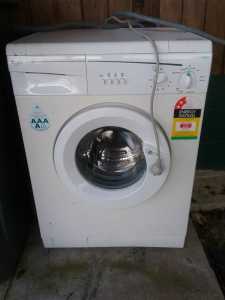 whirlpool 5kg front loader washing machine 60x60cm . good working, 5 y