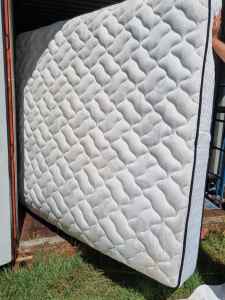 Macleay island King size mattress in good condition