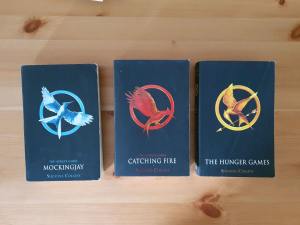 Hunger Games books x3 - Suzanne Collins 