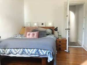 CHIPPENDALE FURNISHED ROOM IN A STYLISH & UPDATED TERRACE LOCATED IN E