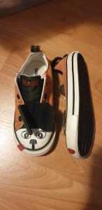 Converse canvas shoe with puppy face US9