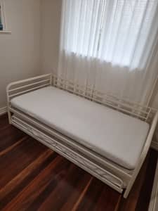 Single bed with trundle (mattresses included) 