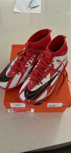 Boys Nike Indoor Sports Boots Sz 6Y (EUR 38.5)
