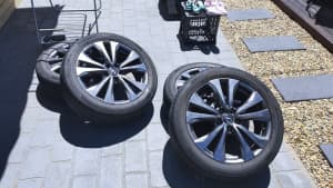 Lexus 18 wheels with tyres.