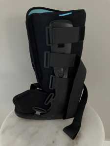 Moon Boot size medium brand new, never used- sell $50