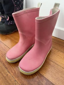 Girls size 13 rain boots / gum boots