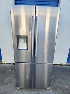 Extra Large Samsung Fridge Freezer 527 litres ( water dispenser )