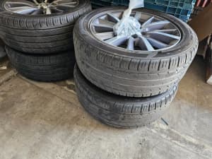 Toyota Hilux tyres and rims
