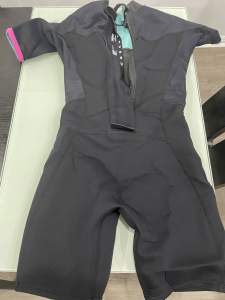 New women’s wet suit size 12